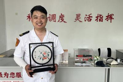 4元车费+“柿柿如意”屏风！青岛这位公交驾驶员收到?跨越600公里的致谢礼